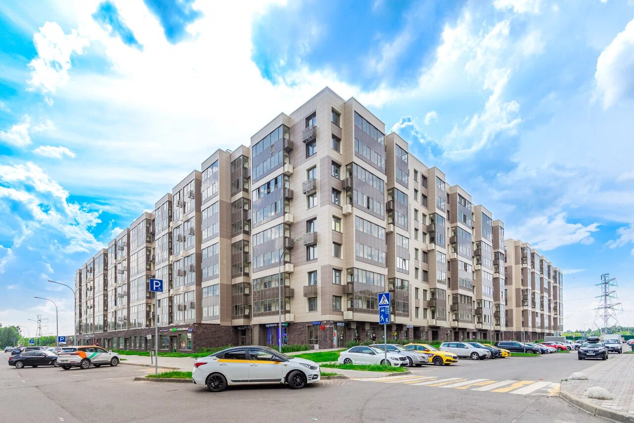 Корпус 15 и парковка у дома
