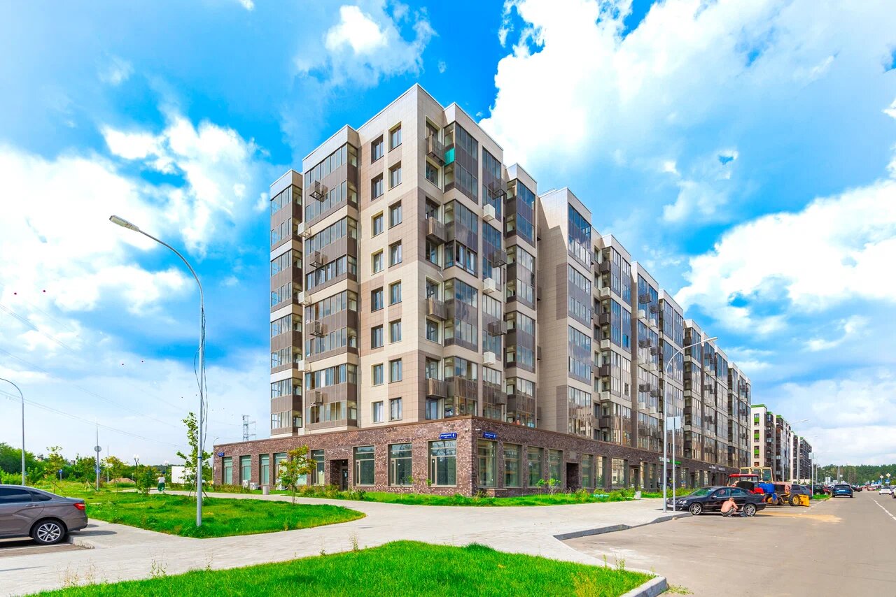 Торец корпуса 15 и газоны