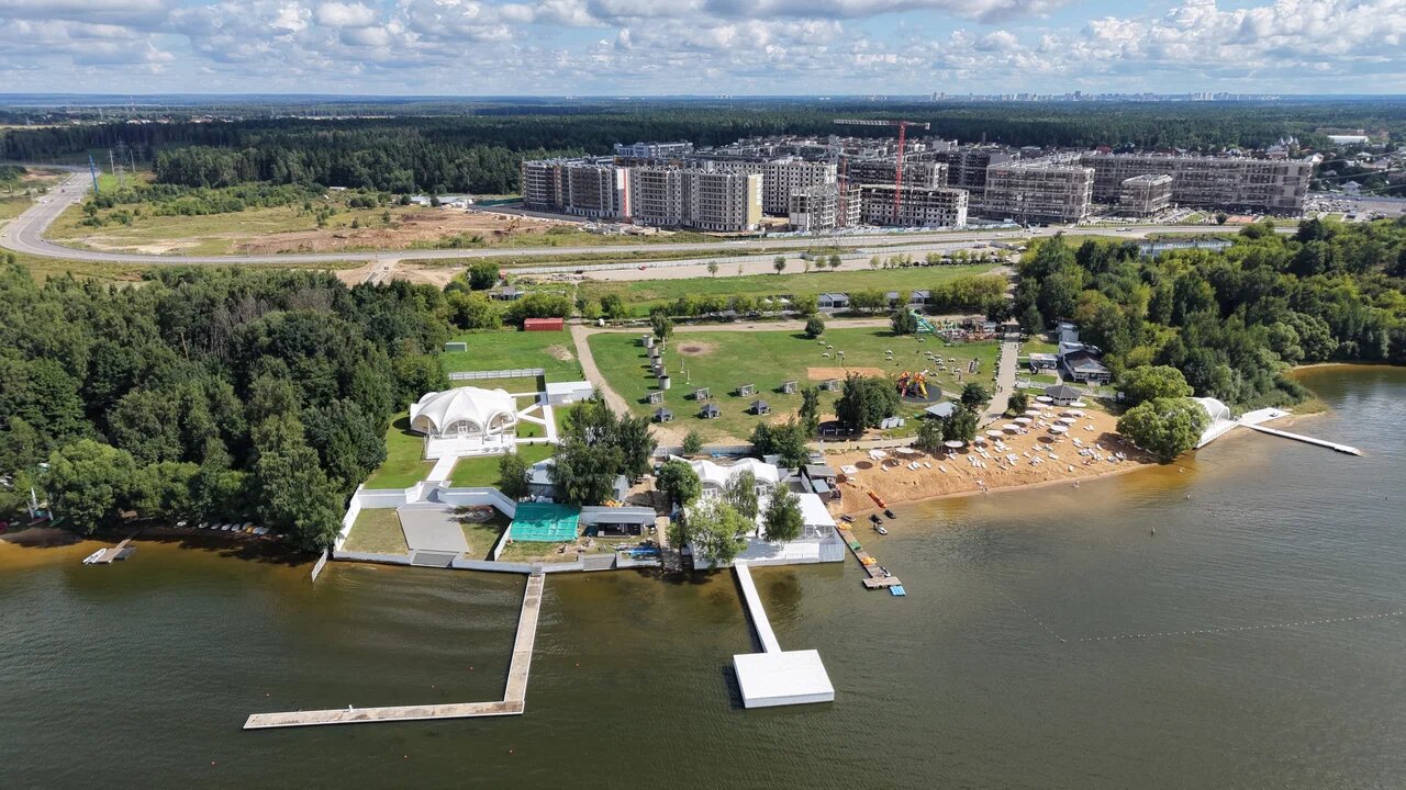 Пляж и причал с высоты