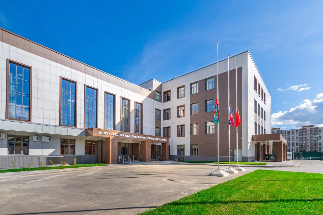 Главный вход в школу